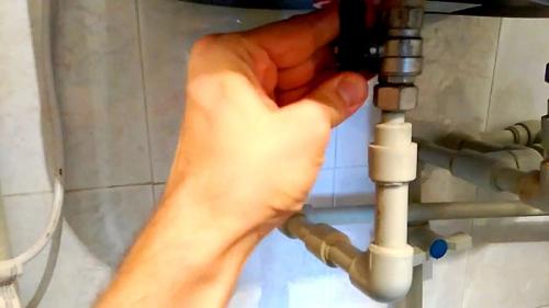 Как перекрыть кран. Простейший способ перекрыть заклинивший кран 16