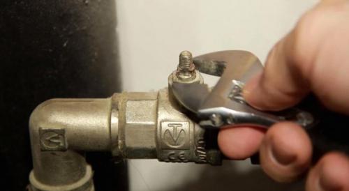 Заклинил шаровый кран, как открыть. Как перекрыть шаровый кран, если его заклинило?