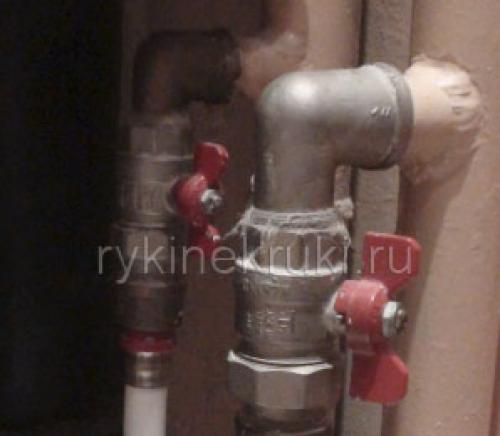 В какую сторону крутить кран, чтобы перекрыть воду. Как перекрыть стояки водоснабжения по горячей и холодной воде