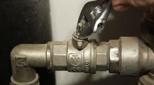 Как перекрыть кран. Простейший способ перекрыть заклинивший кран