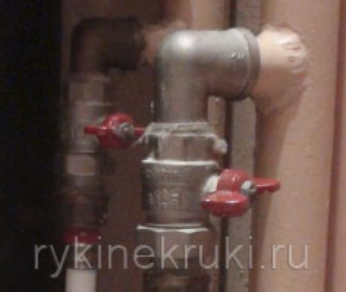 В какую сторону крутить кран, чтобы перекрыть воду. Как перекрыть стояки водоснабжения по горячей и холодной воде