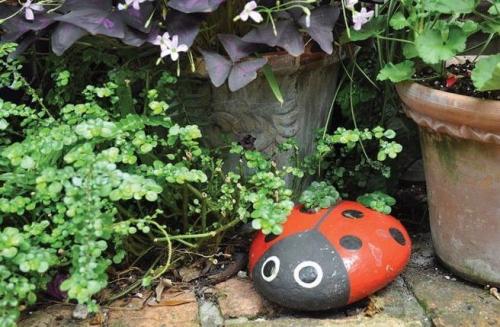 Декоративные божьи коровки из гальки 03