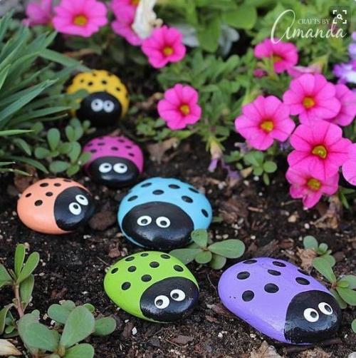 Декоративные божьи коровки из гальки 04