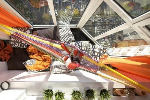 Бюджетная лаунж-зона на лоджии типового панельного дома 03