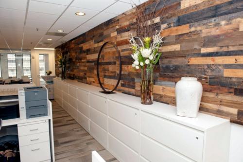 Обшивка стен панелями ПВХ. Как обшить стены пластиковыми панелями своими руками 23