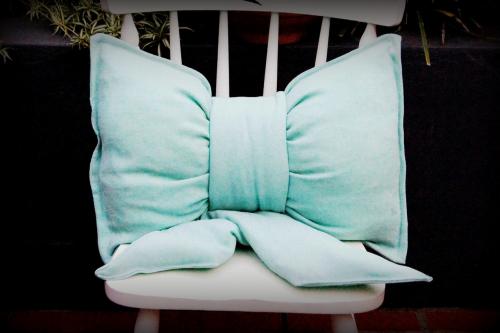 Необычные подушки для дивана 05