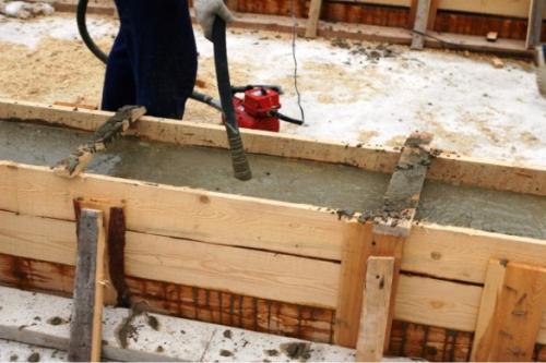 Крепление опалубки проволокой. Укрепление опалубки