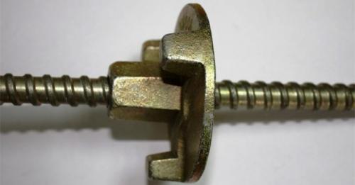 Крепление опалубки проволокой. Укрепление опалубки