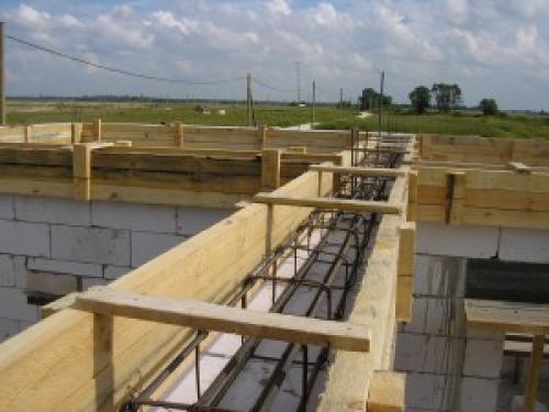 Армопояс под мауэрлат газобетон. Крепление мауэрлата с армопоясом