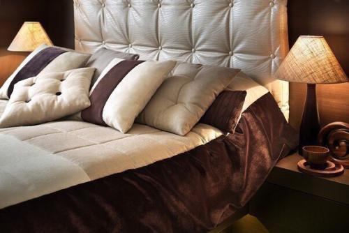 Оформление спальни в темных тонах 01