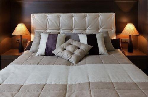 Оформление спальни в темных тонах 04