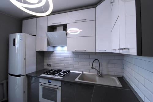 Оформление контрастной кухни 02