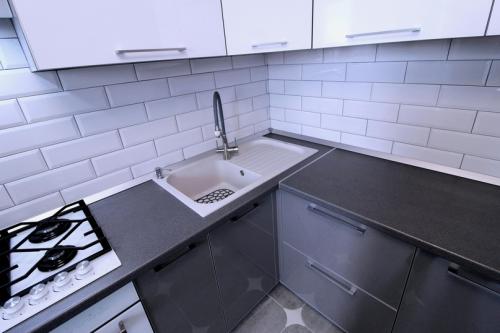 Оформление контрастной кухни 07