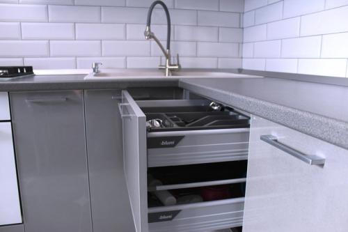 Оформление контрастной кухни 05