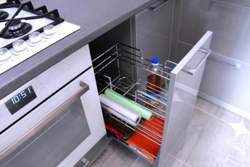 Оформление контрастной кухни 08