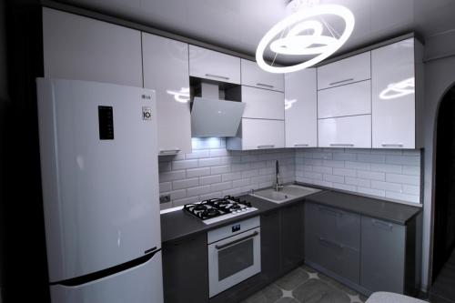 Оформление контрастной кухни 03