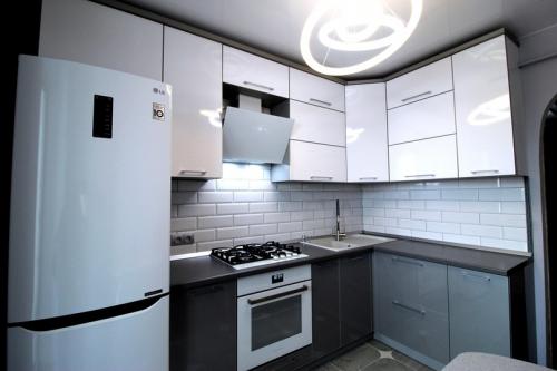 Оформление контрастной кухни 06