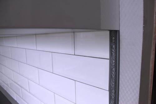 Оформление контрастной кухни 04