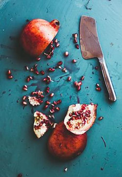 Интересное сочетание ягодных оттенков с темной бирюзой 01