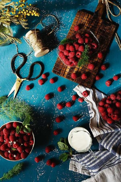 Интересное сочетание ягодных оттенков с темной бирюзой 03