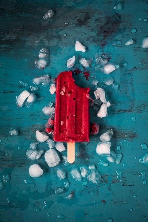 Интересное сочетание ягодных оттенков с темной бирюзой 04