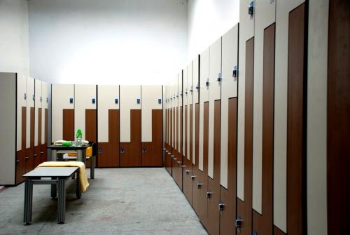 Шкафчики для раздевалок тренажерного зала54150. Варианты шкафов в раздевалки фитнес клубов, советы по выбору