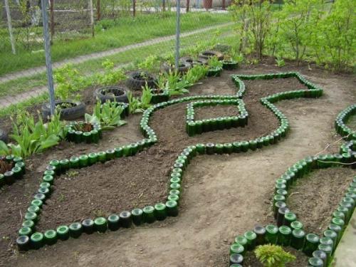 Ограждение клумб из пластиковых бутылок. Как сделать ограждение своими руками?