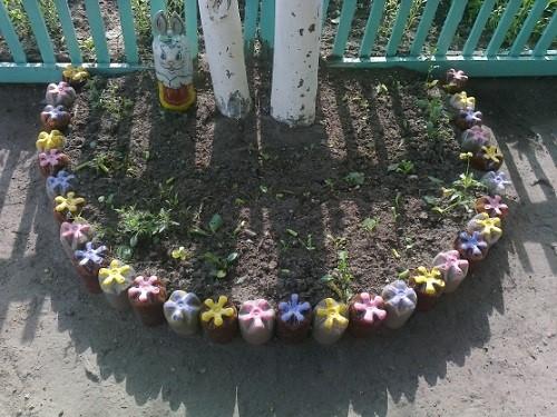 Клумбы из 5 литровых пластиковых бутылок. Дешево и сердито – делаем клумбы из бутылок