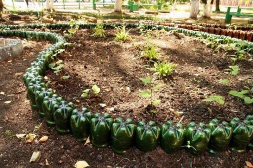 Ограждение клумб из пластиковых бутылок. Как сделать ограждение своими руками?