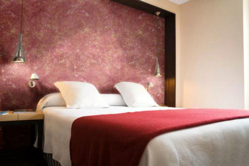 Обои в спальню комбинированные. Обои для спальни: советы от дизайнеров