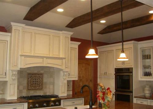 Отделка потолка деревянными балками. Стили интерьеров с фальш балками 19