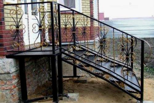 Крыльцо на металлическом каркасе. Устройство крыльца из металла 01