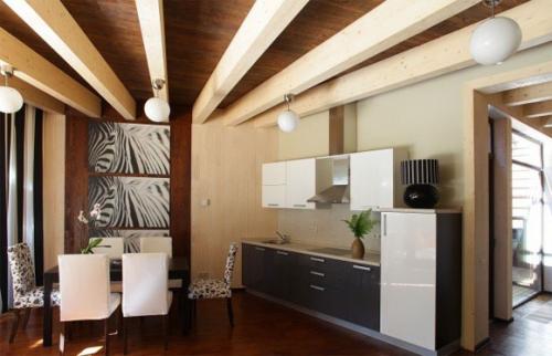 Отделка потолка деревянными балками. Стили интерьеров с фальш балками 20