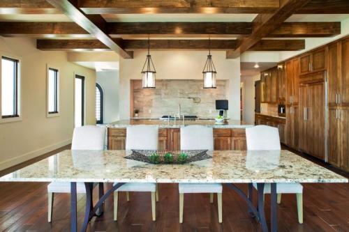 Чем покрасить деревянные балки на потолке. Какому стилю подходит декорирование балками