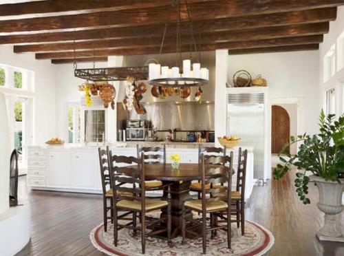 Отделка потолка деревянными балками. Стили интерьеров с фальш балками 21