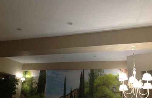 Отделка потолка деревянными балками. Стили интерьеров с фальш балками 18