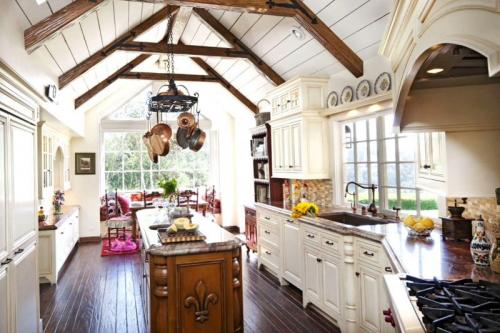 Чем покрасить деревянные балки на потолке. Какому стилю подходит декорирование балками