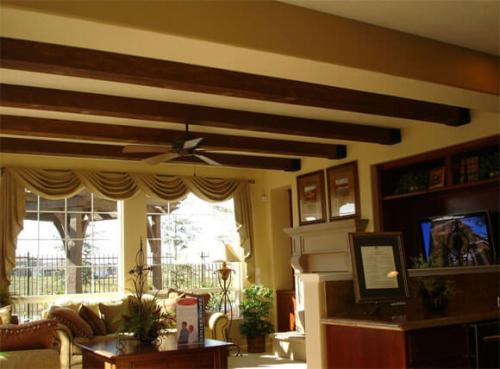 Отделка потолка деревянными балками. Стили интерьеров с фальш балками 22