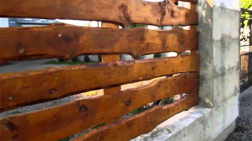 Забор из досок горизонтальный. Строительство бюджетного варианта забора из необрезной доски