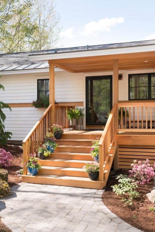 Закрытое крыльцо деревянного дома. Деревянное крыльцо