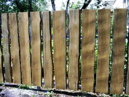 Забор из досок горизонтальный. Строительство бюджетного варианта забора из необрезной доски