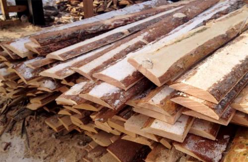 Забор из досок горизонтальный. Строительство бюджетного варианта забора из необрезной доски