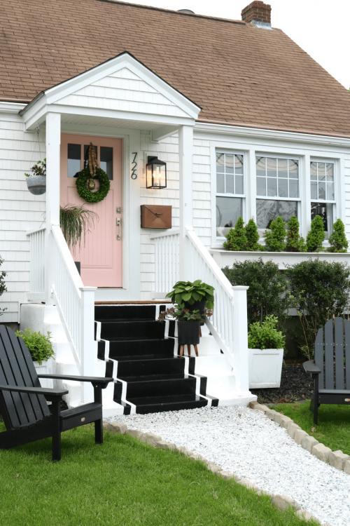 Закрытое крыльцо деревянного дома. Деревянное крыльцо