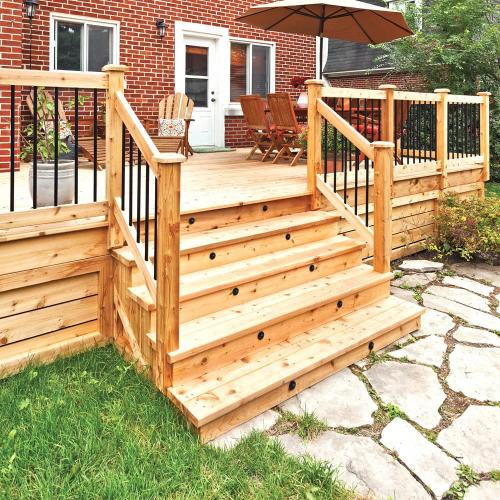 Закрытое крыльцо деревянного дома. Деревянное крыльцо