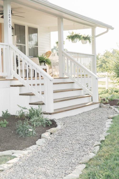 Закрытое крыльцо деревянного дома. Деревянное крыльцо