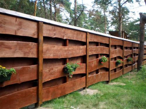 Забор из досок горизонтальный. Строительство бюджетного варианта забора из необрезной доски