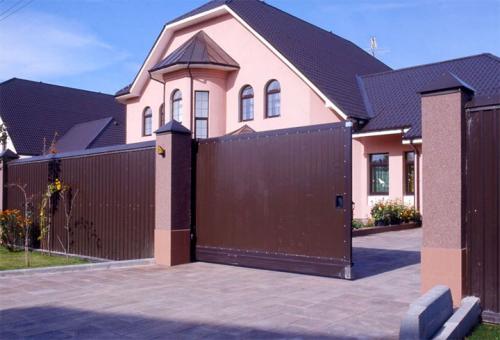 Установка железного забора с воротами и калиткой. Ворота для частного сектора: виды конструкций, рекомендации по сборке