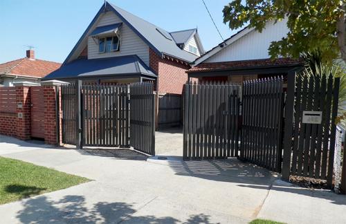 Установка железного забора с воротами и калиткой. Ворота для частного сектора: виды конструкций, рекомендации по сборке