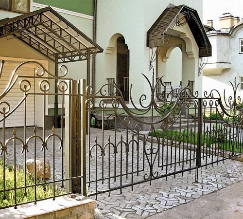 Установка железного забора своими руками. Как правильно установить металлические столбы для забора