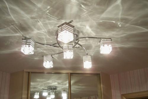 Можно ли на натяжной потолок клеить скотч на. Что можно наклеить на натяжной потолок, а чего лучше избегать? 01 Можно ли на натяжной потолок клеить скотч на. Что можно наклеить на натяжной потолок, а чего лучше избегать? 01